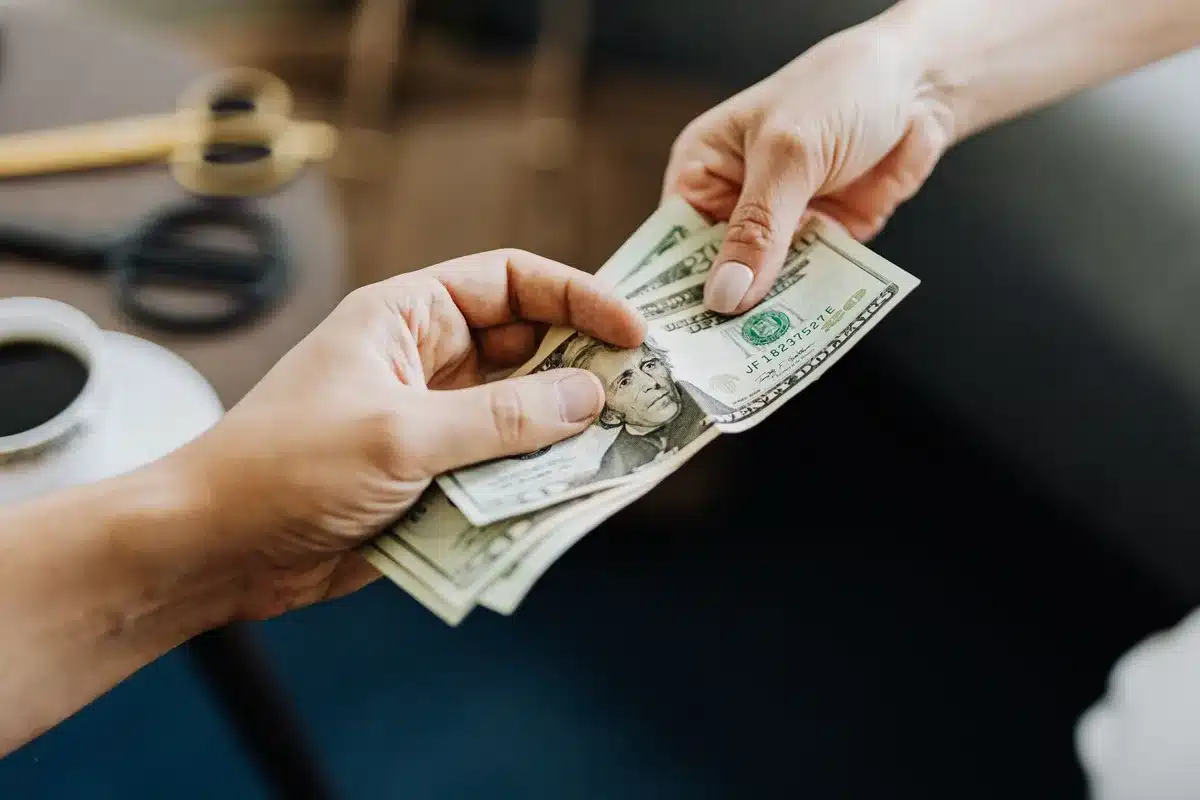 Documento di retribuzione con simboli di parità salariale e trasparenza negli stipendi