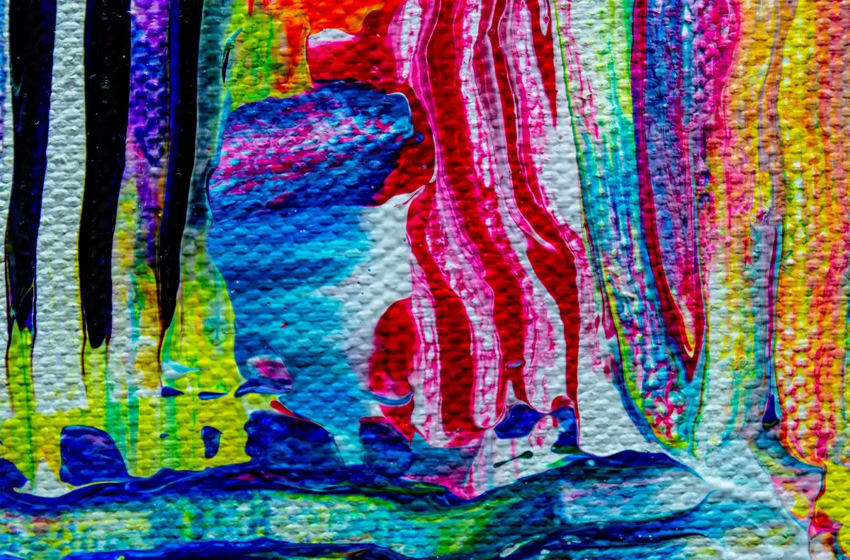 Dettaglio di un'opera pittorica con texture e materiali compositi