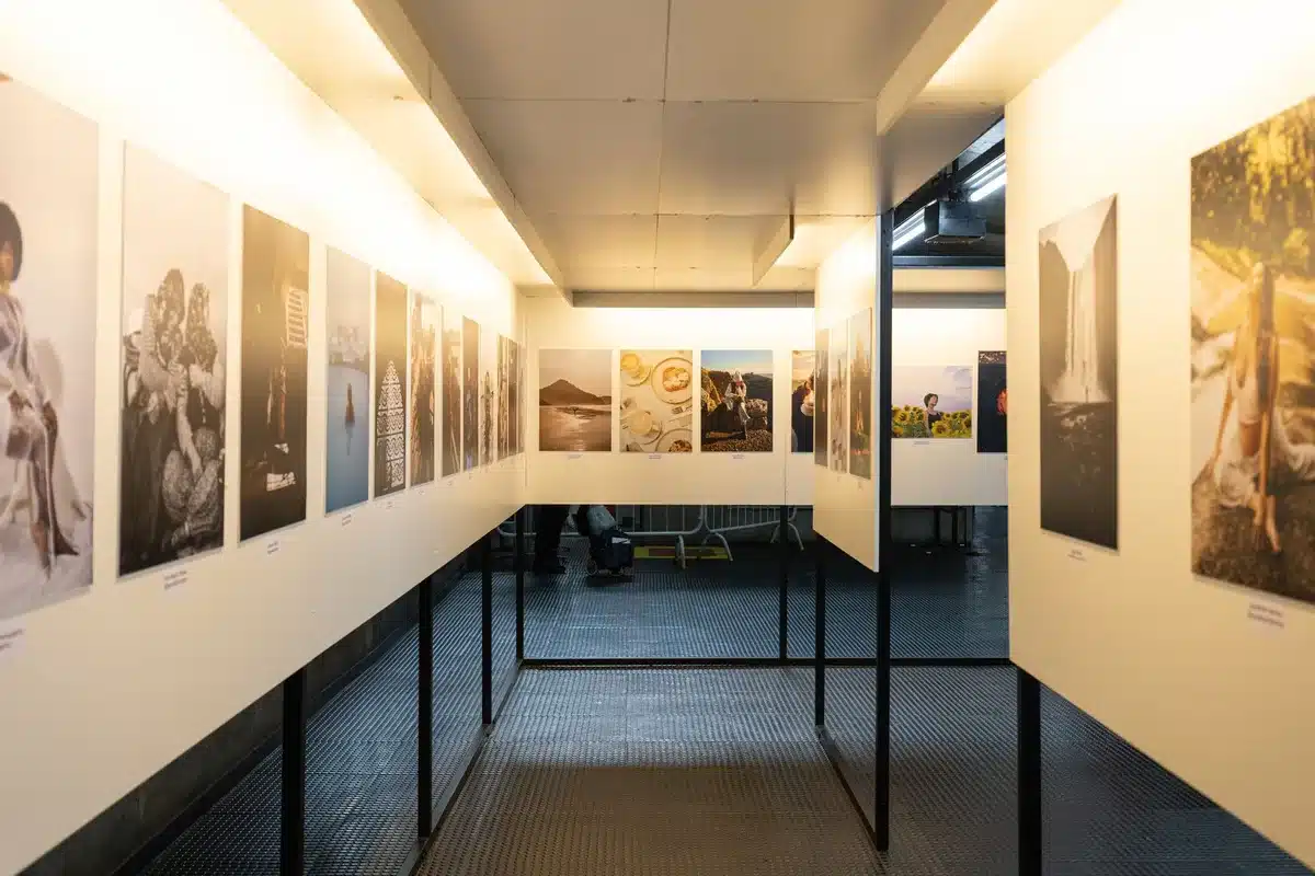 Visitatori osservano opere d'arte contemporanea in una galleria museale