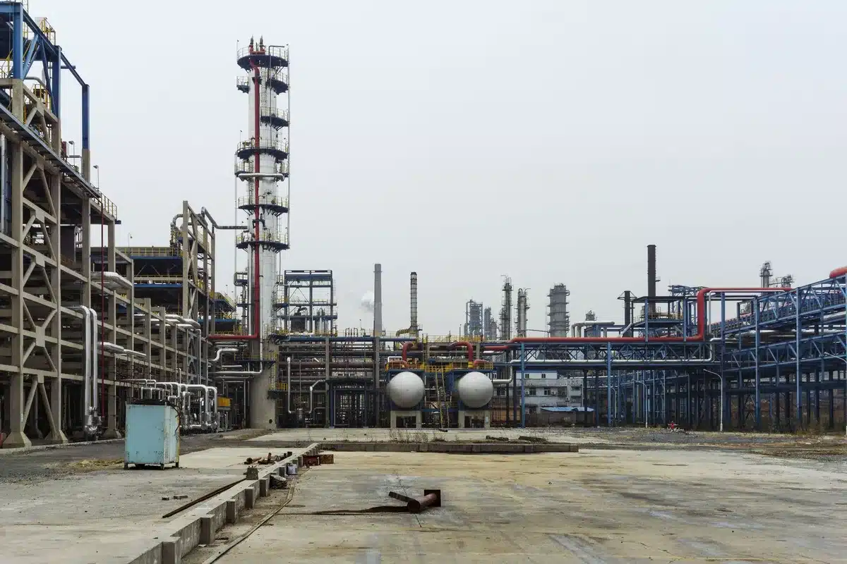 Impianto di raffinazione industriale con torce di fuoco e strutture di lavorazione del greggio