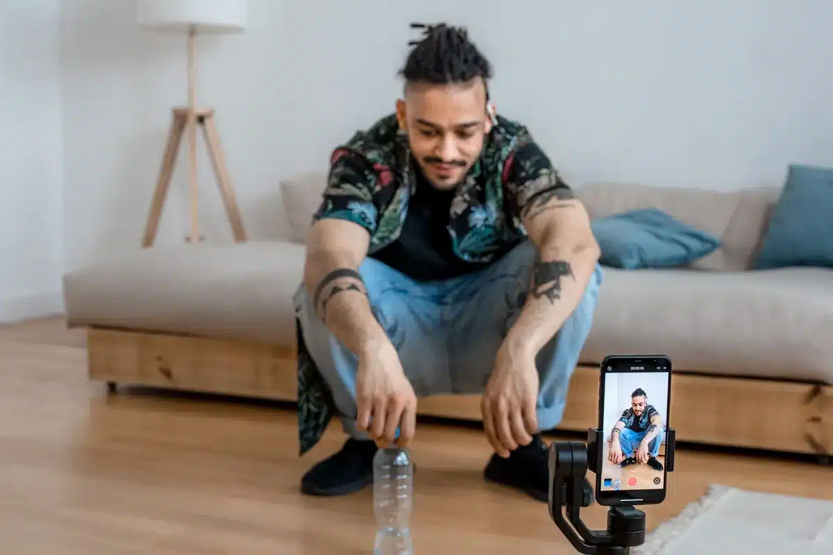 Schermata di un video di sfida pubblicato su Instagram con due figure anonime