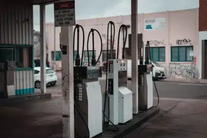 Distributore di carburante con pompa e display dei prezzi in aumento