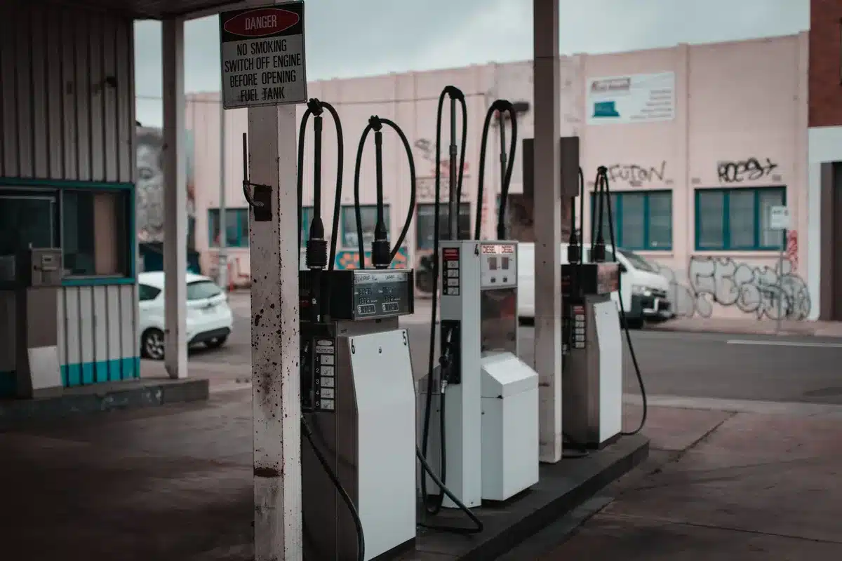 Distributore di carburante con pompa e display dei prezzi in aumento