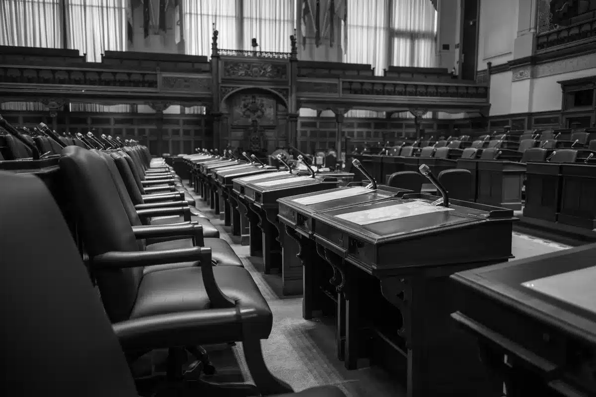 Commissione parlamentare durante esame di una legge delega