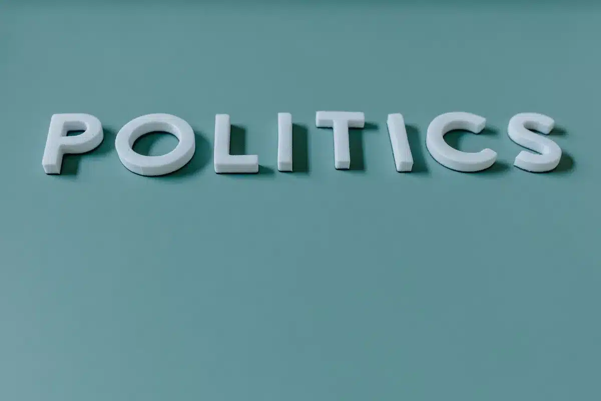 Rappresentazione simbolica di un dibattito politico acceso tra figure anonime