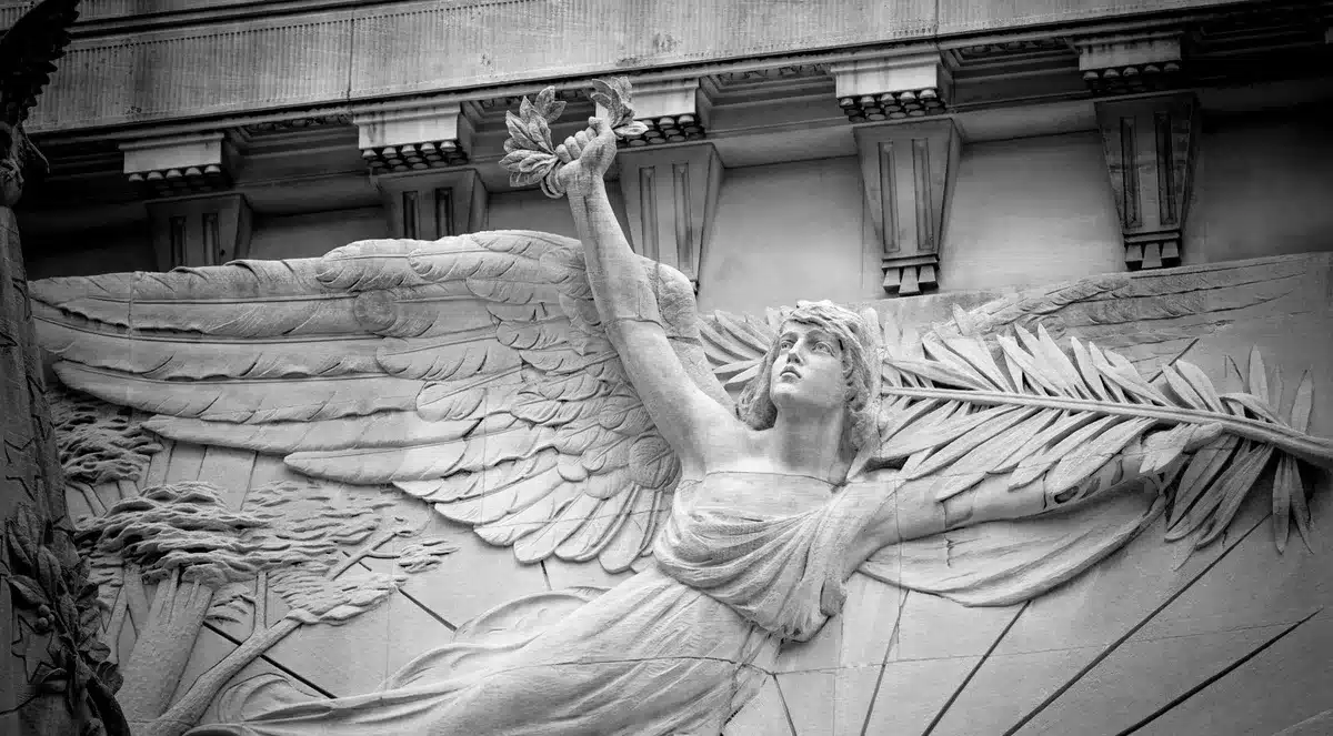 Rappresentazione di figure mitologiche e simboli femminili in arte