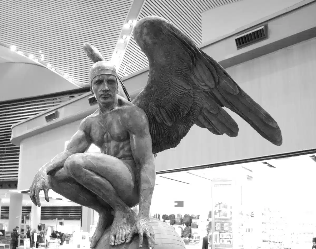 Spazio espositivo con opere d'arte simbolista e motivi mitologici in galleria storica