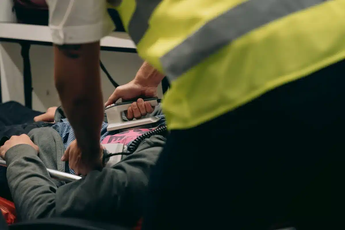Operazioni di soccorso con tende di emergenza allestite per curare i feriti