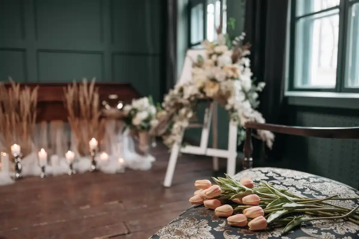 Fiori e candele in uno spazio commemorativo di silenzio e ricordo