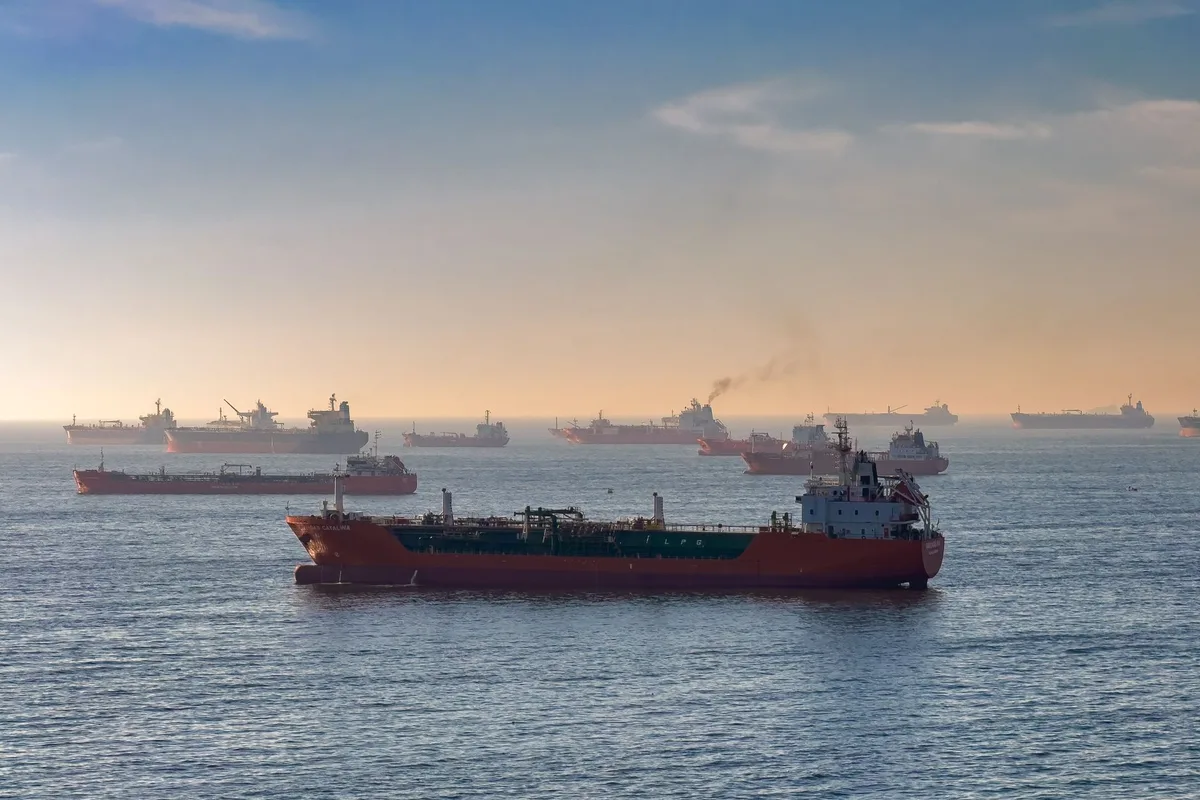 Navi cargo in transito attraverso uno stretto marittimo strategico