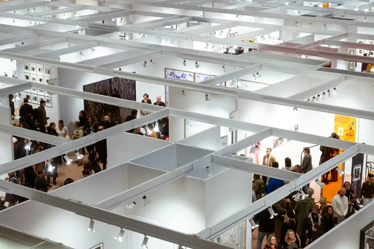 Collezionisti e professionisti del mercato dell'arte durante un'asta competitiva