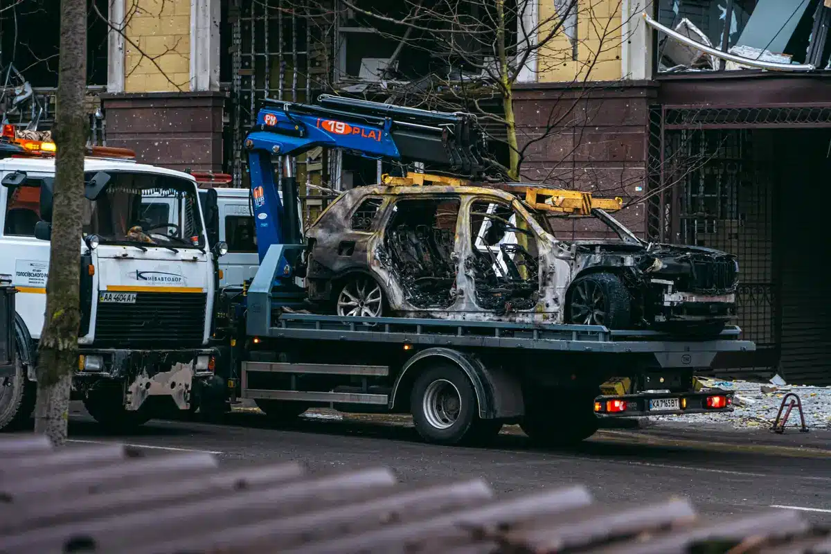 Nave cargo colpita da attacco con danni visibili e incendio