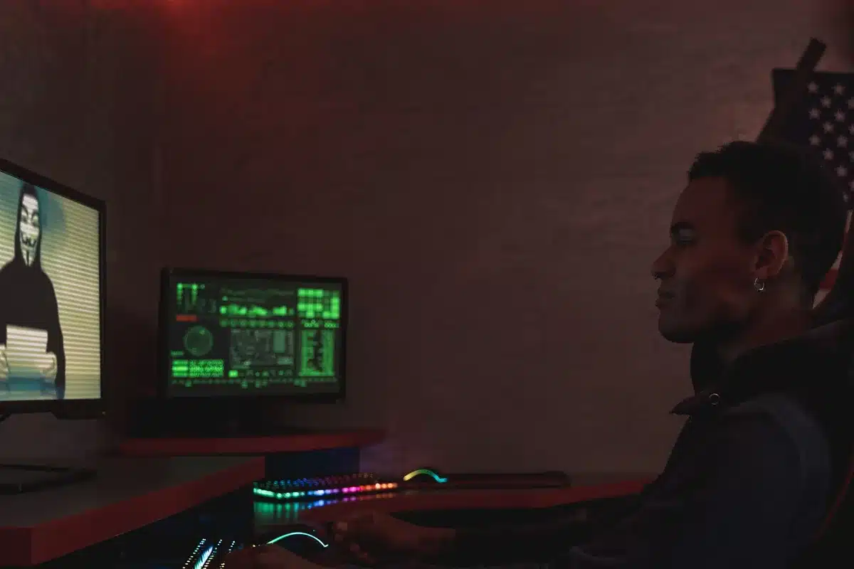 Centro di monitoraggio della sicurezza elettorale con operatori che controllano minacce informatiche