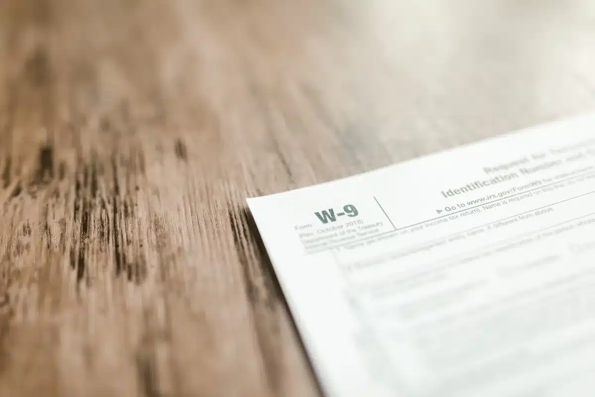 Documenti e moduli di registrazione su una scrivania, pronti per la sottomissione