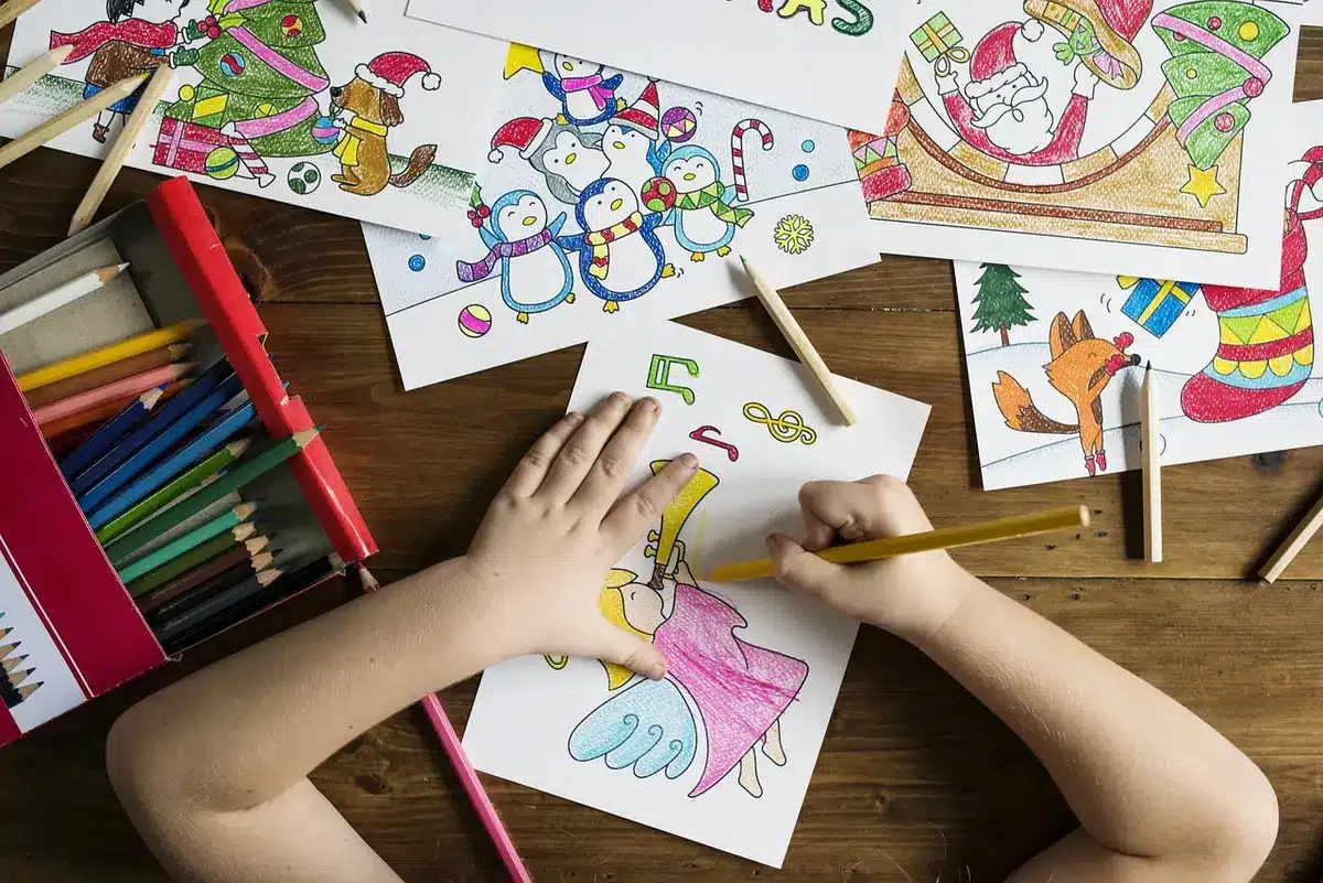 Studenti partecipano a un laboratorio artistico pratico in una classe