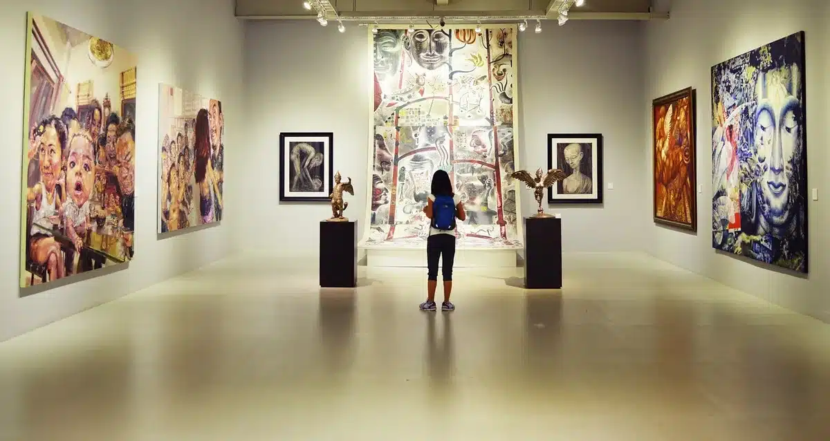 Visitatori in una galleria d'arte contemporanea, osservano opere e installazioni interattive