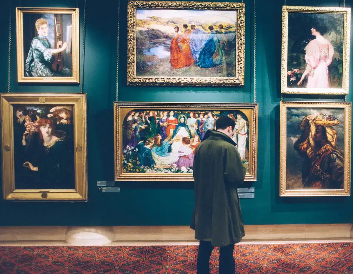 Visitatori in una sala museale che osservano opere contemporanee