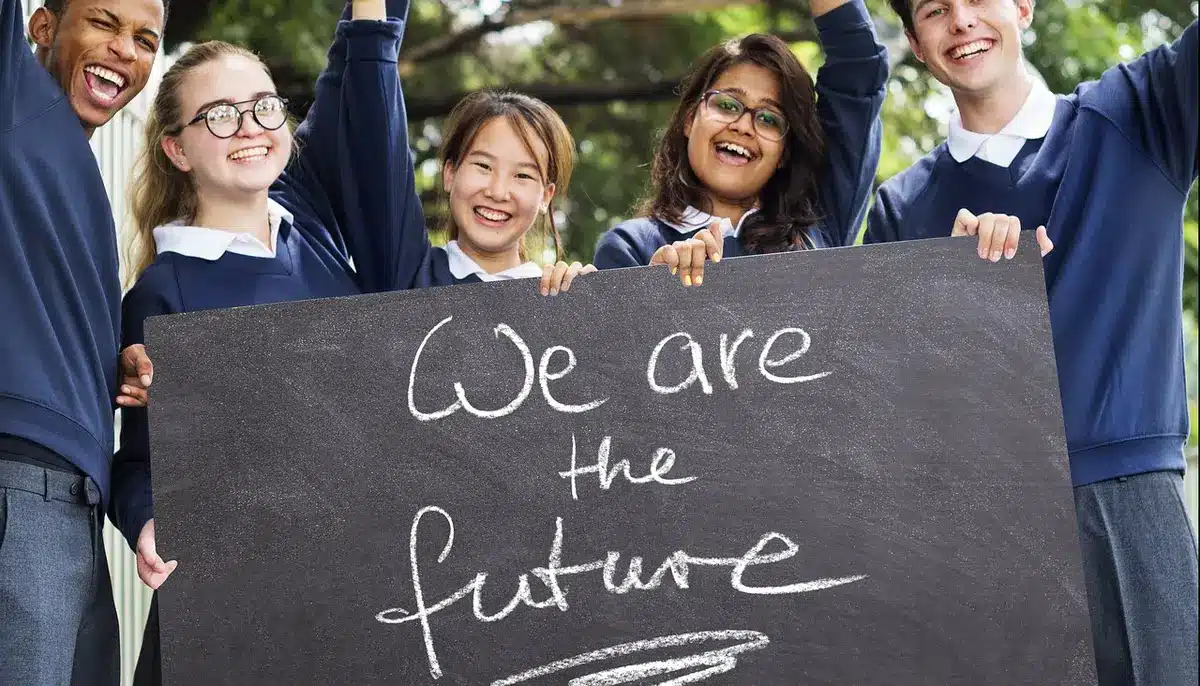 Bambini e ragazzi con zaini e quaderni, simbolo di continuità educativa nonostante le difficoltà