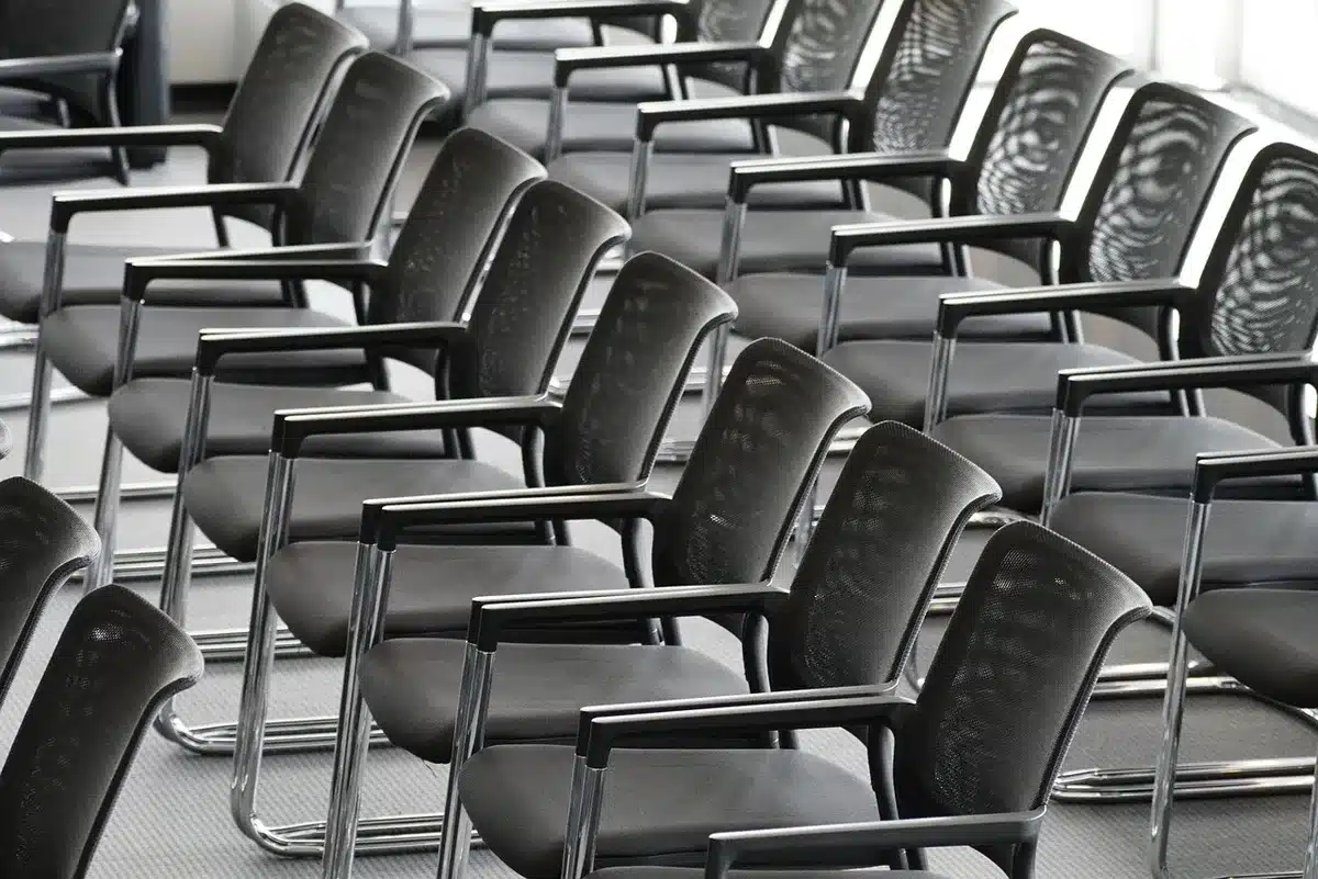 Tavolo di negoziazione con bandiere generiche e delegati in silhouette