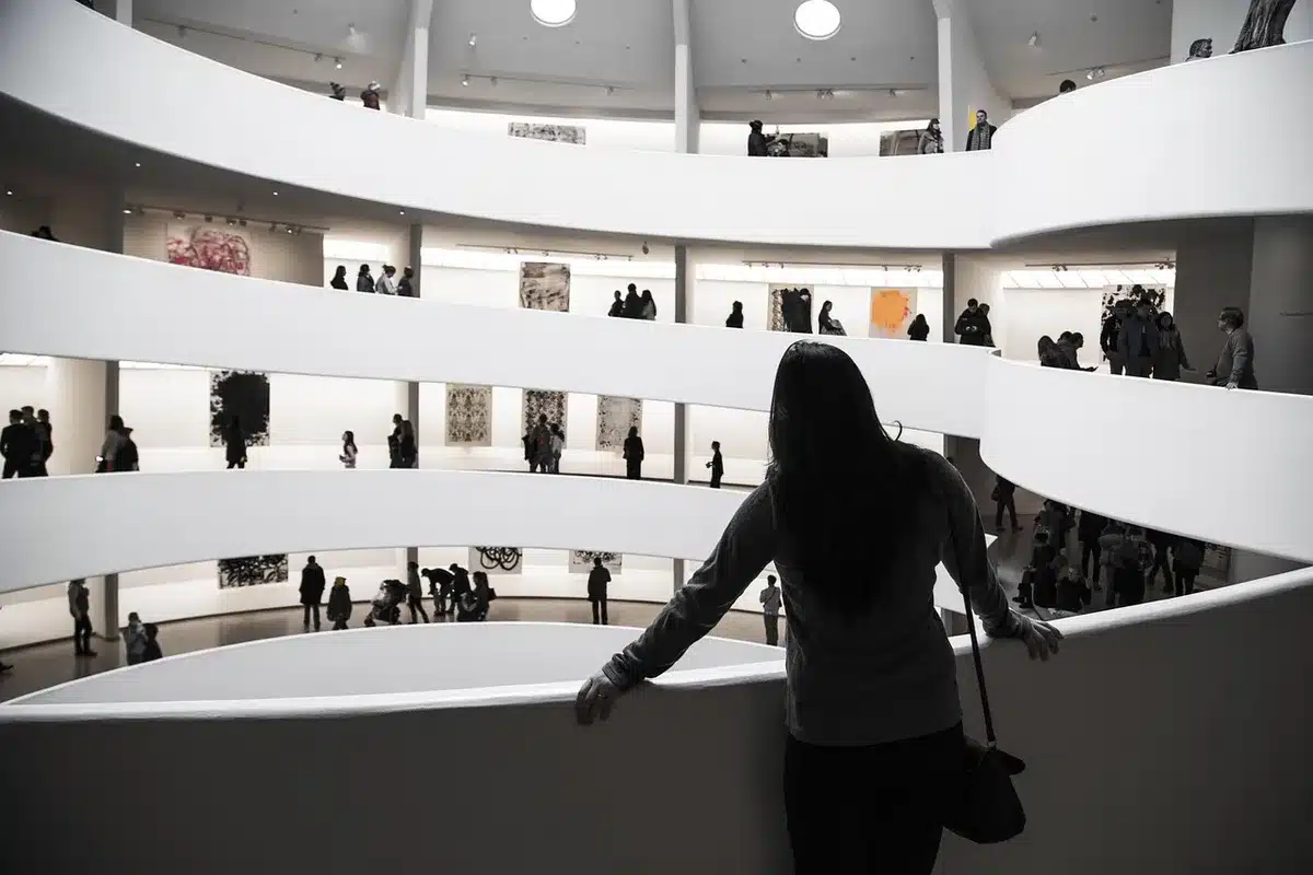 Interno di una grande galleria museale con soffitti alti, spazi ampi e opere esposte