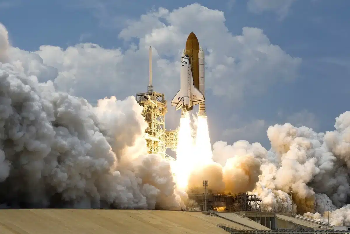 Mostra di manufatti legati all'esplorazione spaziale, motori di razzi e attrezzature astronautiche