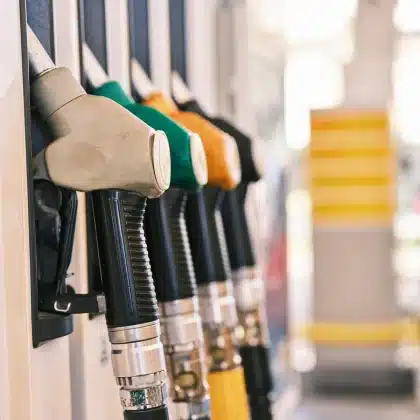 Distributore di carburante con prezzi in aumento visibili sul display