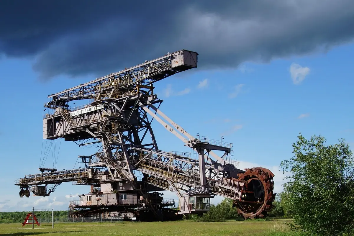 Pozzo minerario a cielo aperto con escavatrici e depositi di minerale