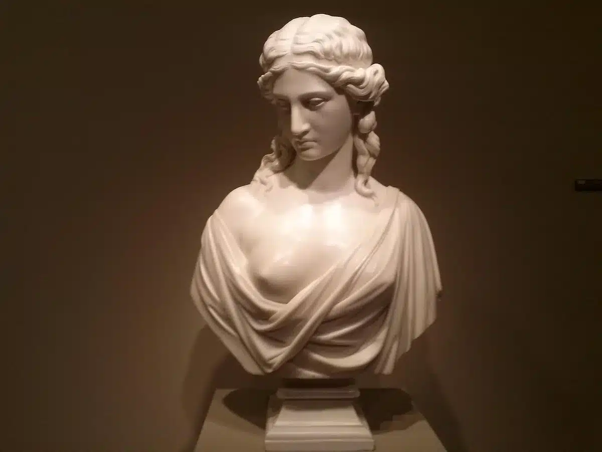 Interno di galleria con opere disposte su due sedi espositive