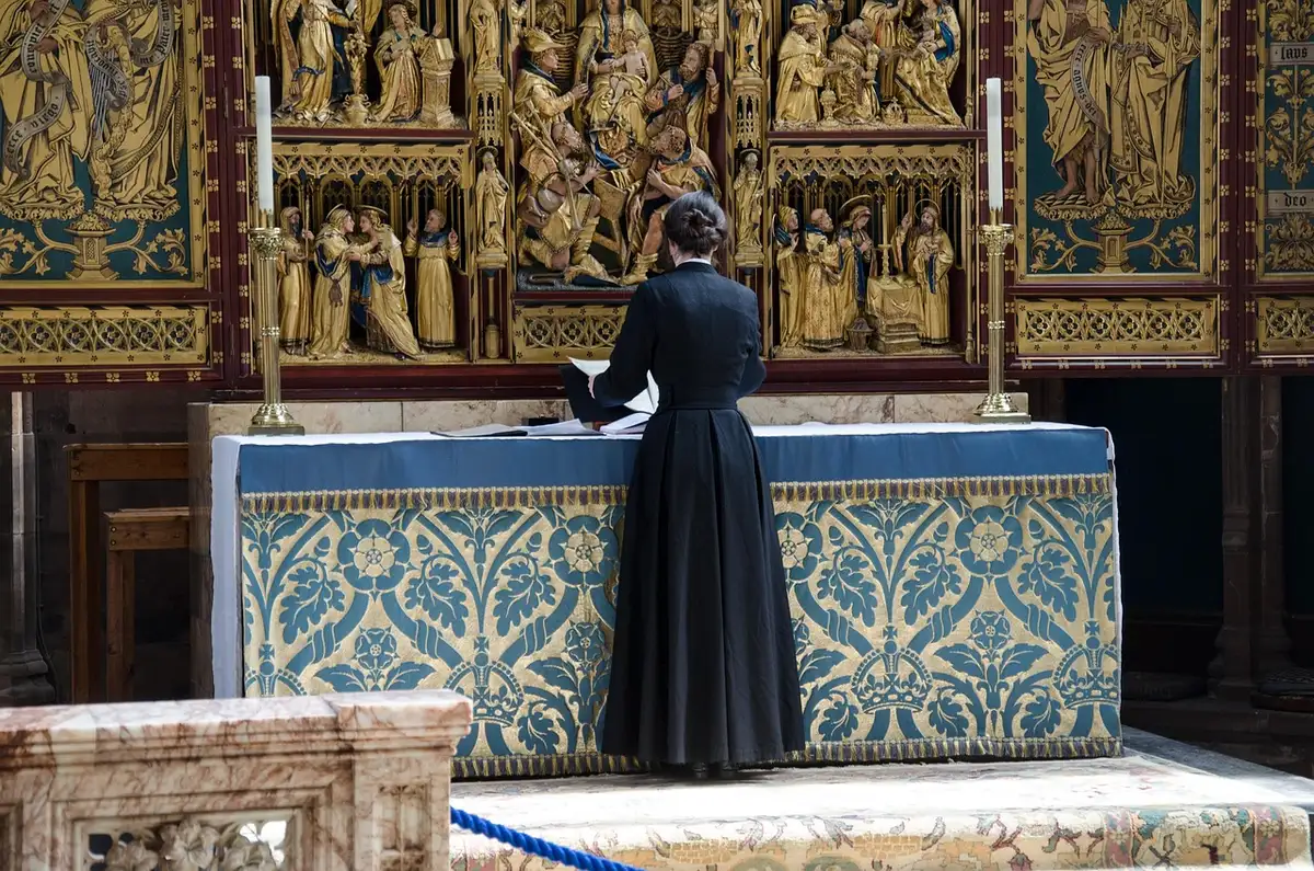 Giovani e famiglie davanti alla chiesa di San Luca durante il raduno