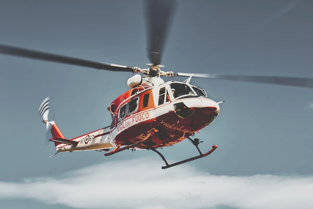 Operazioni di evacuazione di emergenza in una zona montuosa con soccorritori.