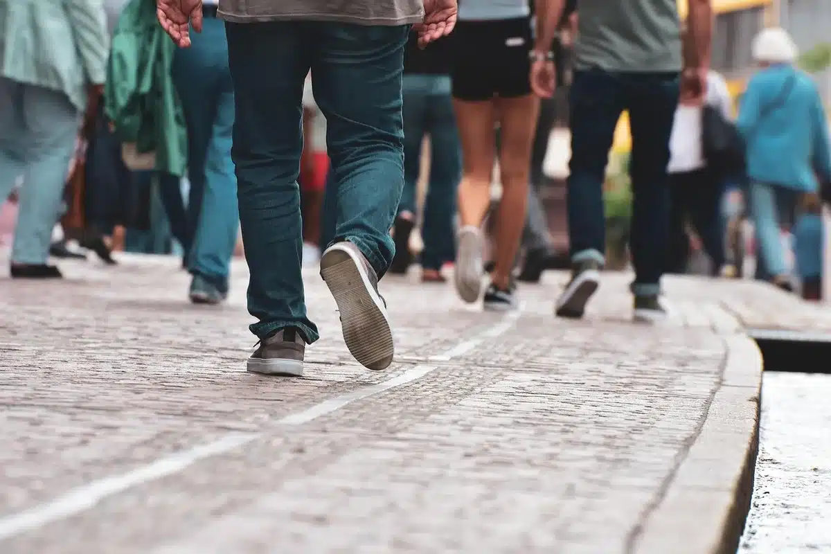 Strada di quartiere bloccata da un gruppo di persone anonime