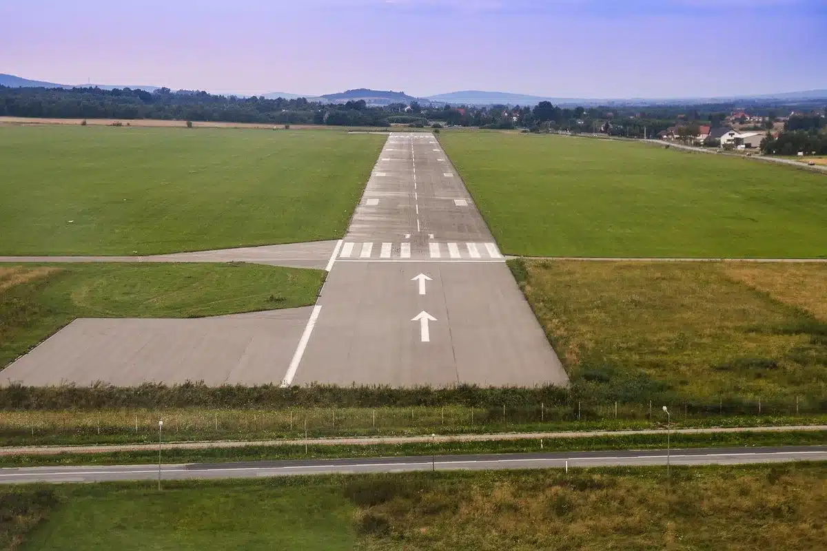Barelle medica e soccorritori anonimi durante trasferimento in aeroporto