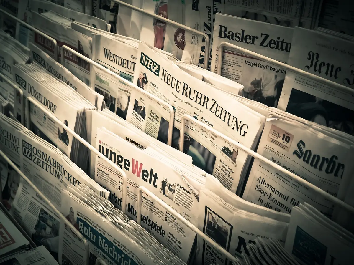 Giornali aperti su un tavolo che illustrano retroscena politici