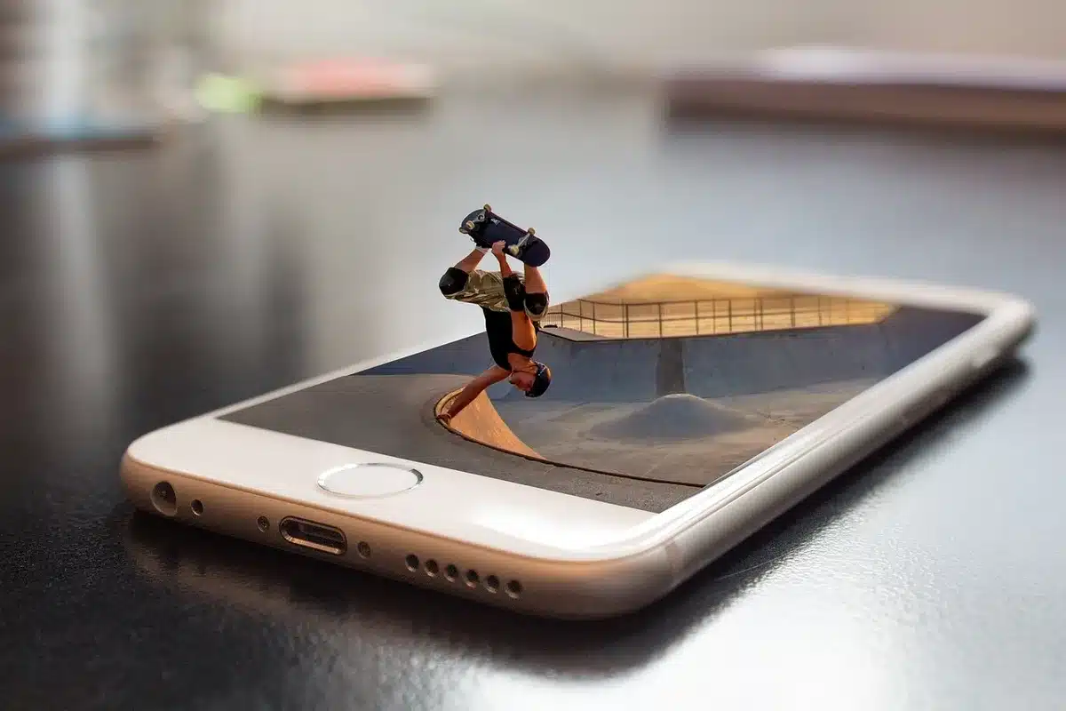 Mano che registra una chiamata con uno smartphone, icone social sullo schermo