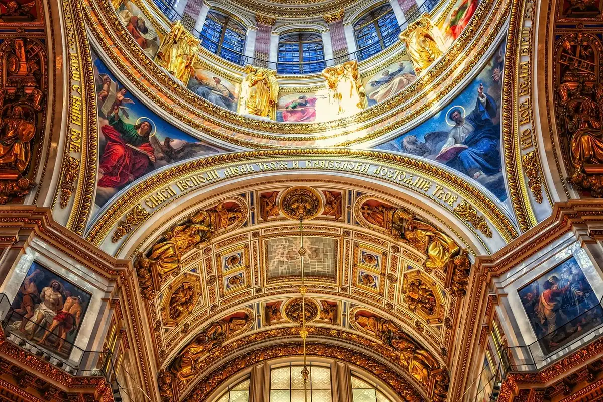 Tele ampie appese a una struttura durante l'installazione di un soffitto artistico