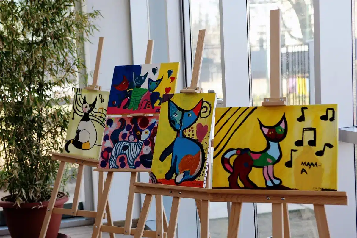 Interno di una pinacoteca con allestimento espositivo contemporaneo
