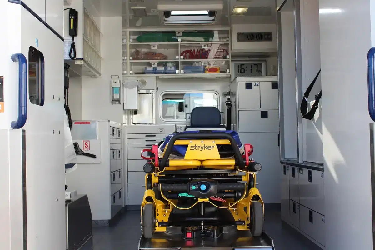 Ambulanza con paziente trasferita dall'aereo all'ambulanza all'aeroporto