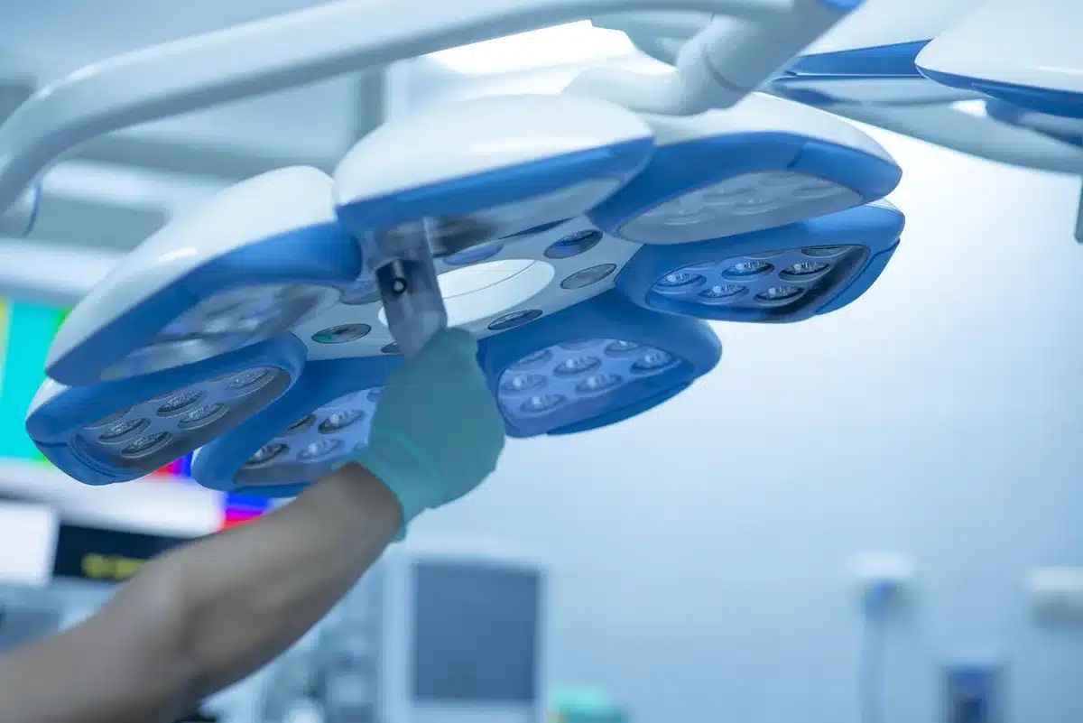Esterno di un ospedale con equipe medica e ingresso di pronto soccorso
