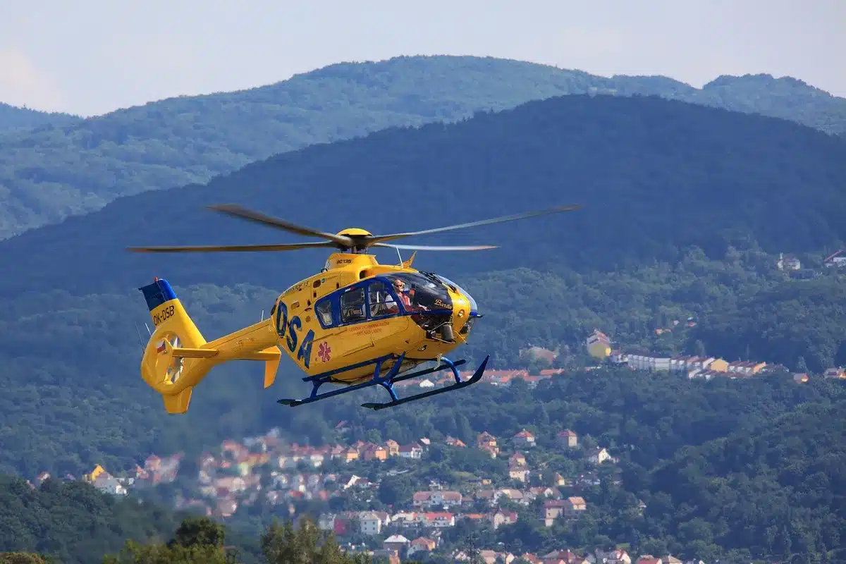 Ambulanza aerea e barella sul piazzale dell'aeroporto all'alba, equipe medica anonima