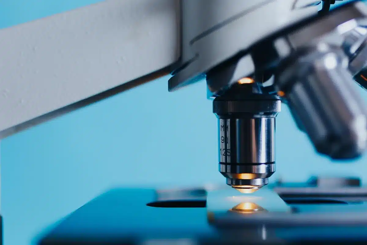 Tampone faringeo e analisi molecolare in laboratorio per l'identificazione del batterio della difterite
