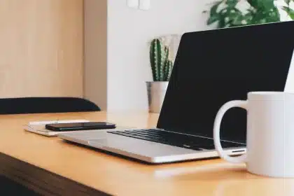 Scrivania moderna di redazione con computer e materiali di lavoro in ufficio
