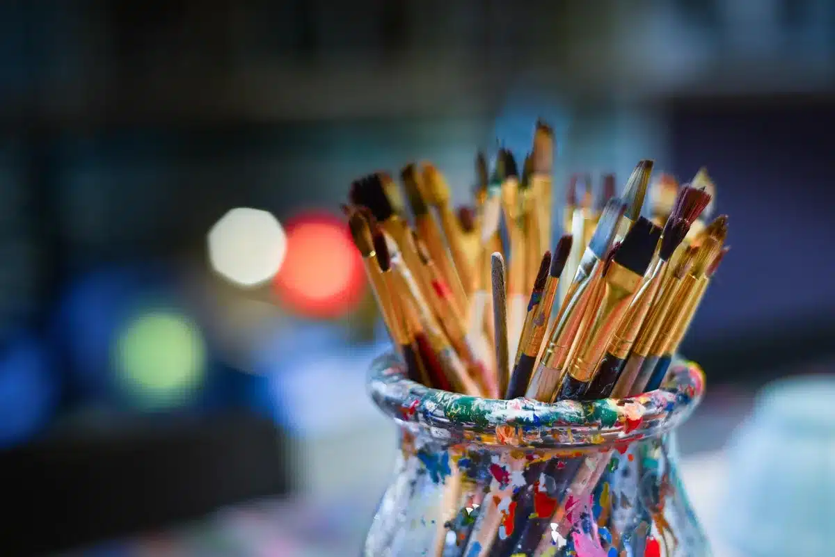Studio d'arte con pennelli, tele e materiali tradizionali palestinesi