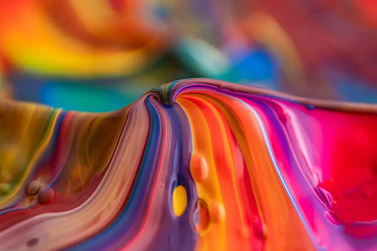 Pigmenti naturali, fango, spezie e materiali locali su tavolozza d'arte
