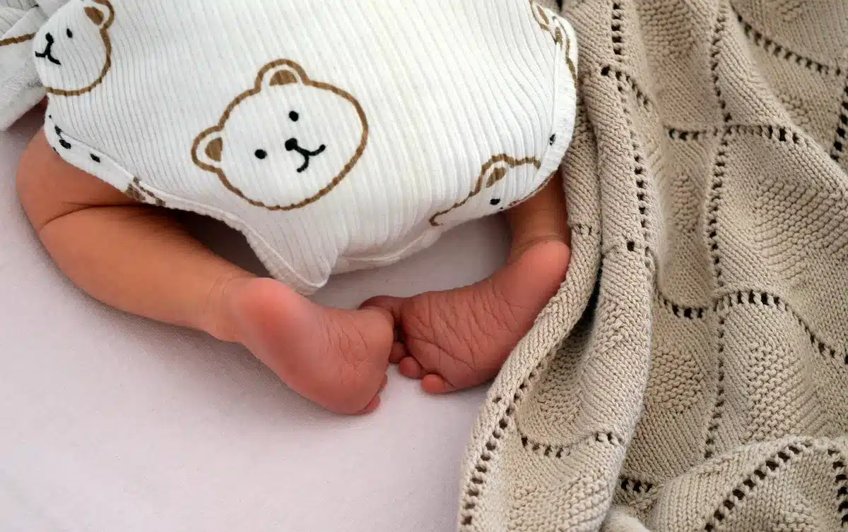 Cassetto con piccoli dispositivi elettronici abbandonati come spazzolini e power bank