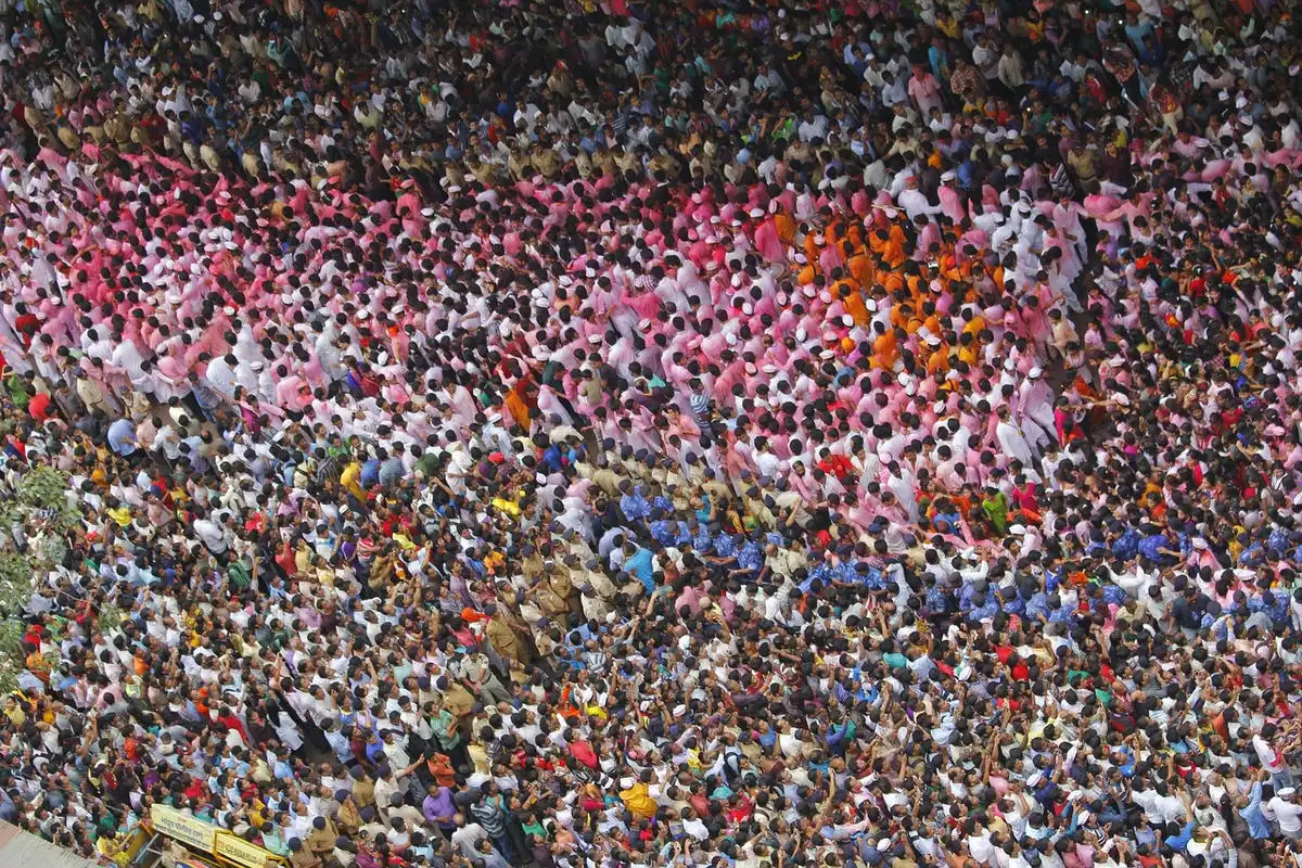 Palco politico con pubblico e microfono sullo sfondo