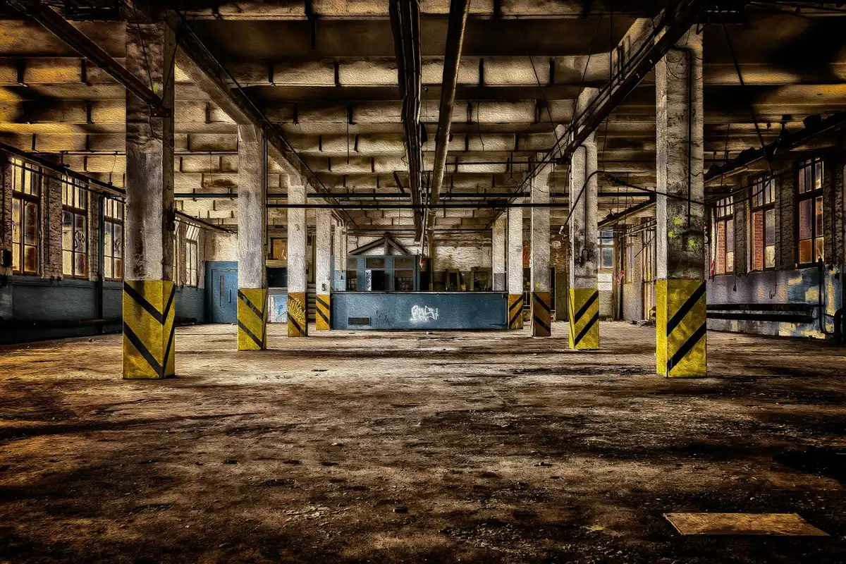 Busta paga e mani che scambiano un documento in fabbrica