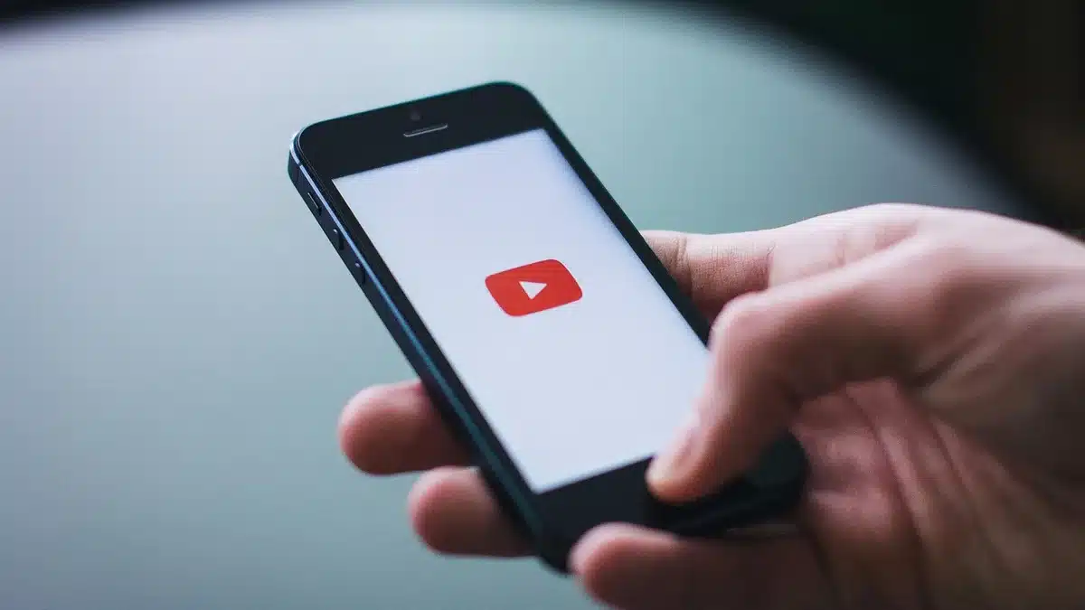 Schermo con immagine manipolata e icone dei social in sovrimpressione