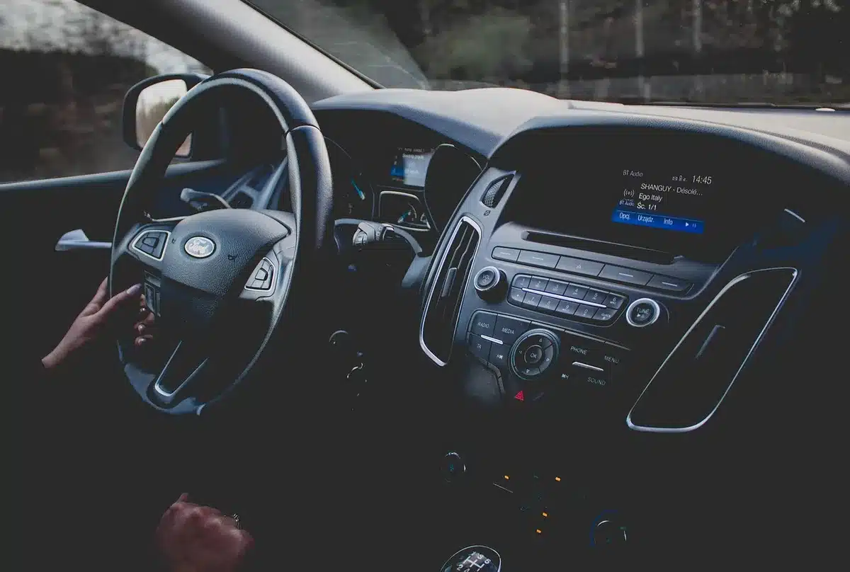 Cruscotto auto con indicatore consumo e velocità moderata