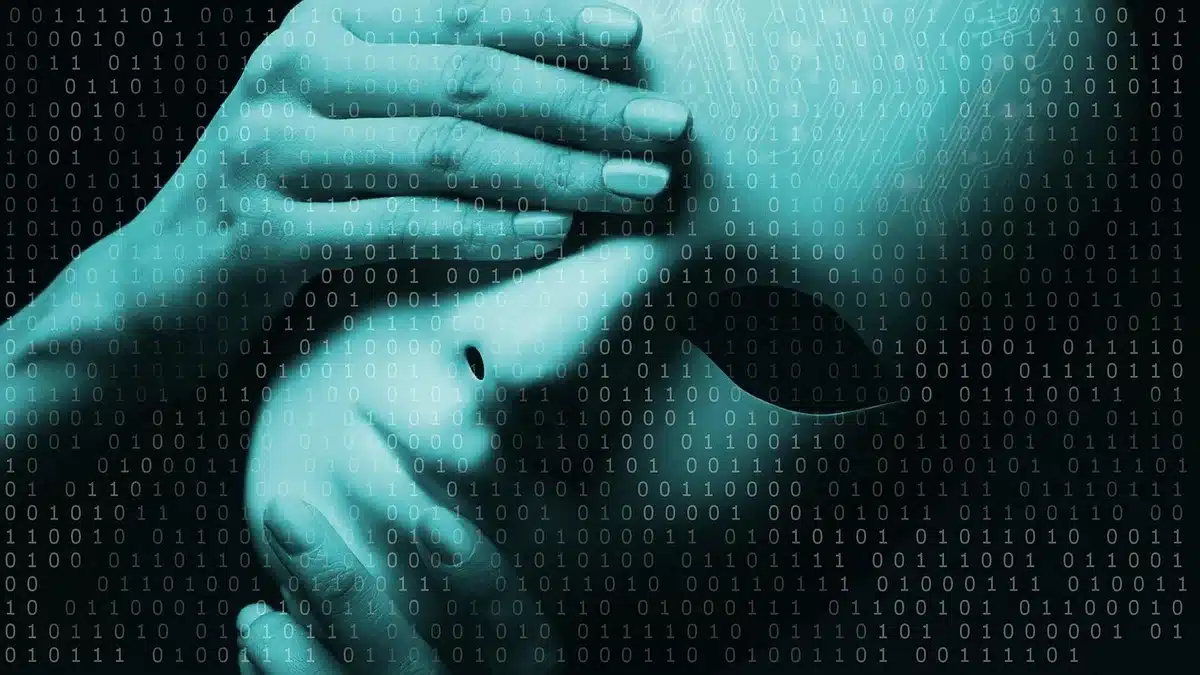 Persone anonime intorno a un tavolo con laptop che discutono tecnologia e AI