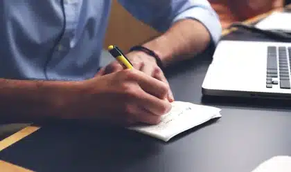 Corridoio d'ufficio vuoto con silhouette e cartella abbandonata, atmosfera di cambiamento